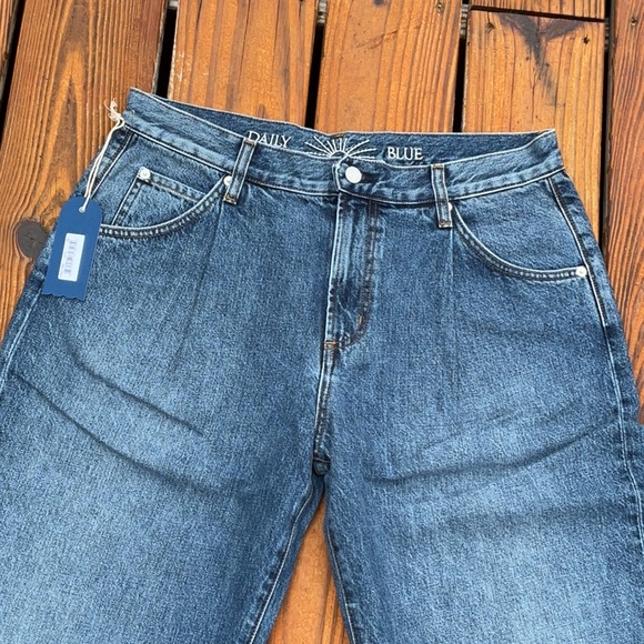 NWT Daily Blue by AG Mid Wash Jeans Style Love Pleated Straight Leg Sizes 27/31 - Picture 5 of 14